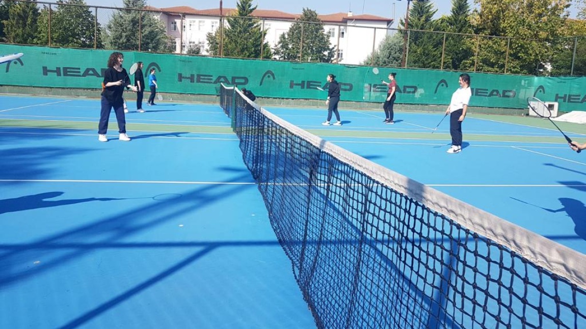 Okulumuz Tenis Kortunda Beden Eğitimi ve Spor Derslerimiz Başlamıştır.